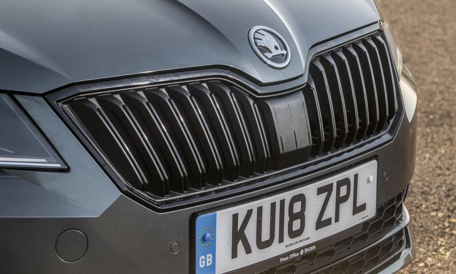 Детали экстерьера Skoda Superb Wagon 4x4 SportLine 2016 года  (UK) (фото 13 из 24)
